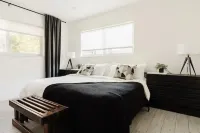 Modern  Relaxing Zen ~ 5 ★  New pool, HotTub, Magic Garden!