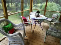 ♥ Sleep in the woods, wake to the birds - Hot tub,  King bed,  PRIVACY!