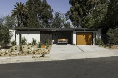 Eichler Orange - Mid Century Modern Boulderdash Indoor Rock Climbing 주변 호텔