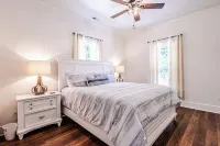 "STEPS TO BRYSON" - MTN VIEW, HOT TUB, FIREPIT, NEW REMODEL - WALK TO DOWNTOWN! - balcony
