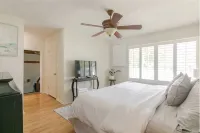Relaxing Mediterranean style home w/hot tub, 2 golf carts, private beach access - Private Pools