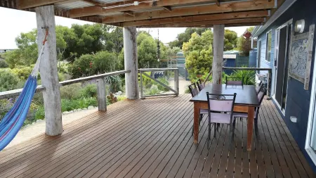 Driftaway -WIFI, NETFLIX, pet friendly, Comfort + Undercover deck with hammock