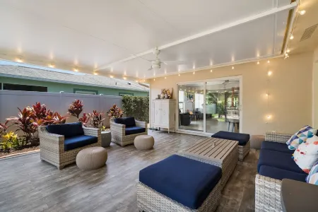 Walk to the beach, restaurants, grocery and more! Enjoy all Naples has to offer Отели рядом с достопримечательностью «Ровер Ран»