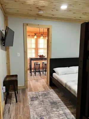 Cozy cottage 4 minutes from Lake Sullivan!