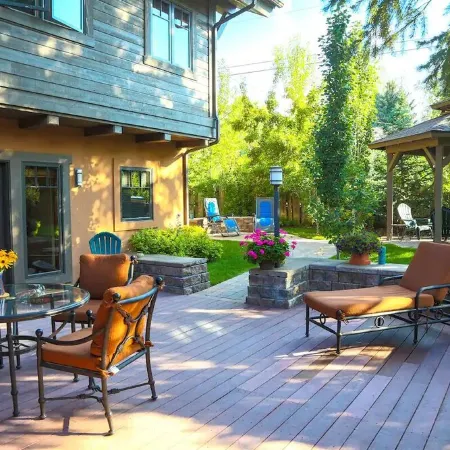 Luxury Ski Chalet with Mountain Views, Minutes to Ski Lifts