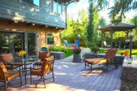 Luxury Ski Chalet with Mountain Views, Minutes to Ski Lifts