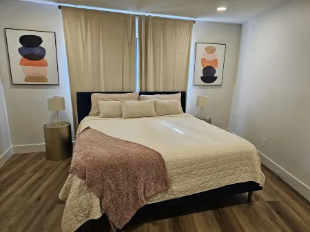 West Side 3BR/3BA - En suite layout, Pool&Hot Tub, nestled in oak covered hills!