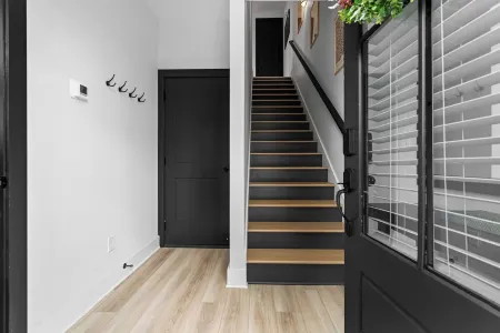 Upscale 3-Story Townhome Near Airport, Downtown Atlanta & Studios