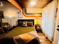 THE GREENROOM, FUNKY music themed tiny home, walking distance to downtown!