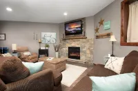 Inspirational Ranch-SUPERBLY CLEAN with HOT TUB!!! Lower Unit w/2 walkout patios