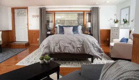 Downtown Lynchburg Studio 114 & Parking Spot Отели рядом с достопримечательностью «Академи Сентер оф Артс»