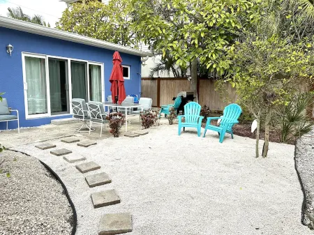 Renovated duplex  2bed / 2bath North End Of Anna Maria, 2min walk to the beach