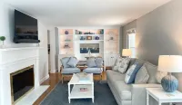Stunning Beach Cottage just steps from Marblehead Harbor and Town Hotel a Marblehead
