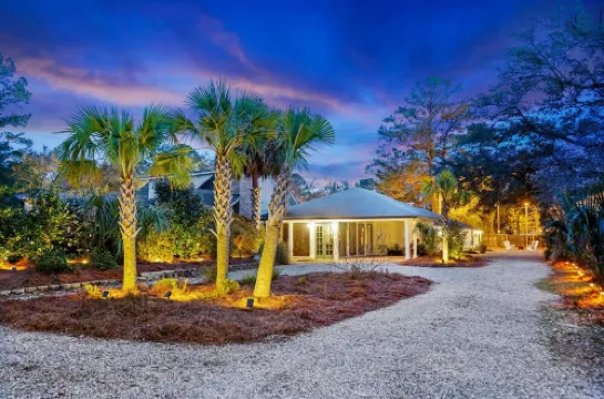 Le Hibou Blanc (B) - Fairhope: Laid-back Sophistication