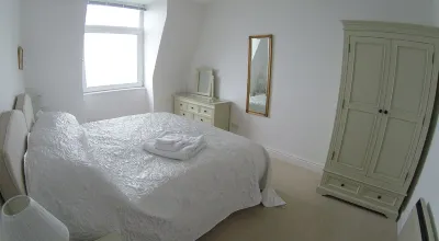 1 Bedroom Apartment With Stunning Sea Views, Private Gardens And Tennis Court Hotel in zona Housel Bay Beach