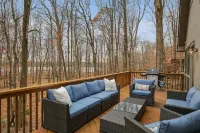 Wooded Lakeside Adventure, Walk to Dock, 4 Kid Kayaks, Screened Porch, Ping Pong