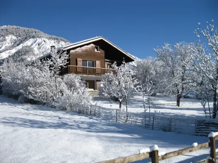 Large T2 on the garden level of CHALET in BARCELONNETTE (04400) Отели в г. Барселоннет