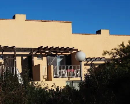 Charming T1 completely renovated, with large terrace, in the heart of Giens. Hotels in Giens