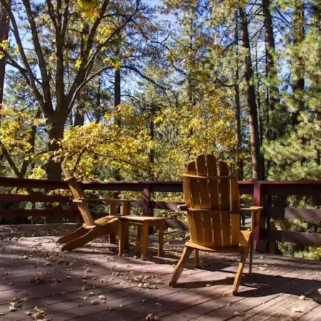 Ahwahnee-be Vintage Cabin - Three blocks to town!