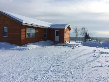 Nature Lover's Dream Home - Lake Views, Docks, Slopes & Trails! Отели в г. Куино Каунти