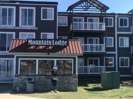 'Slopeside Escape' Mtn Lodge; Looking Directly at Ballhooter!!