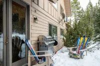 Camp Tu’Wani Ski-in/Ski-out Condo Retreat Big Sky
