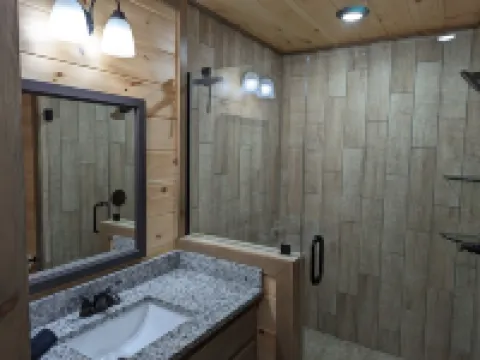 Romantic Cabin for 2, Hot Tub, wifi 10min from BR, hiking and waterfalls near