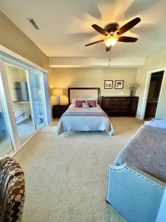 Lakefront family condo with a screened in balcony on the Lake Of The Ozarks!!