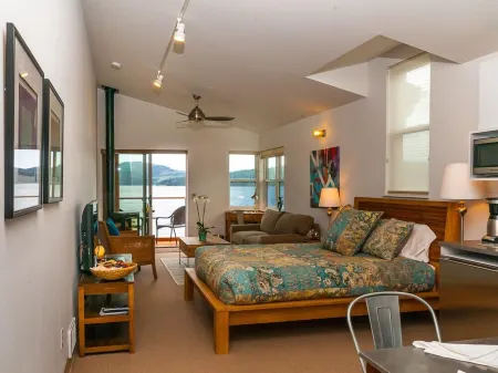 'The Leeward Studio' at SeaStar Lofts on the Waterfront! Отели рядом с достопримечательностью «Summit Learning Center»