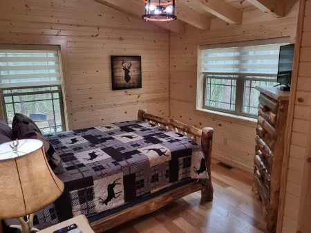 Secluded, beautiful cabin with hot tub and fire pit in heart of Hocking Valley!