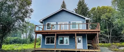 New! Gorgeous Getaway with Bay and Mountain Views and Soaking Tub.