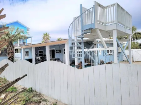Fully Fenced Yard with Beautiful Patio & Authentic Beach Vibes Отели в г. Пенсакола Бич