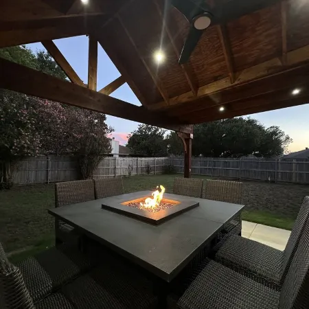 Central, Familial, w/ GAME Room, FIRE Pit, KING Bed ★ 4.6 mi from DFW Airport+
