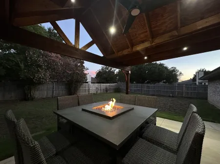 Central, Familial, w/ GAME Room, FIRE Pit, KING Bed ★ 4.6 mi from DFW Airport+