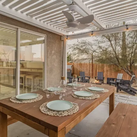 Oasis🌵in the❤️of Joshua Tree + Gym + Hot Tub + Tesla⚡️+ pond and waterfall