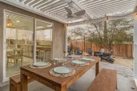 Oasis🌵in the❤️of Joshua Tree + Gym + Hot Tub + Tesla⚡️+ pond and waterfall