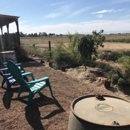 Stay on the farm - 1 bedroom cottage with deck outside of Davis