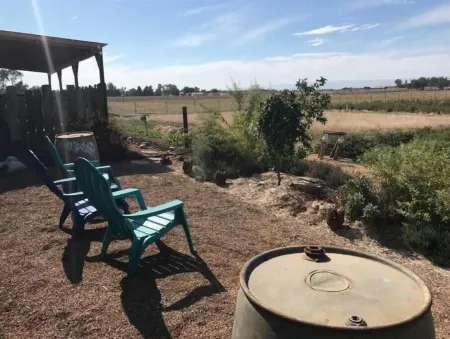 Stay on the farm - 1 bedroom cottage with deck outside of Davis