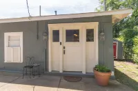 Chic Central Gardens Carriage House in heart of midtown Memphis