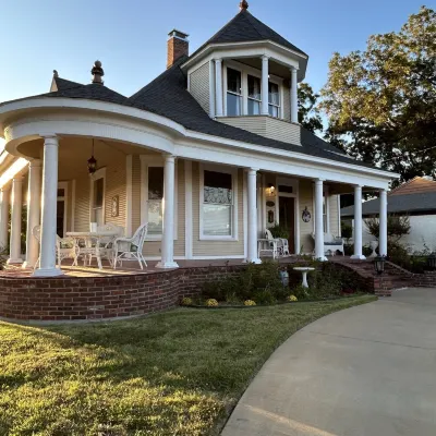 Davis Street Victorian  -  Steps away from Celebration Square !