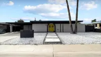 4 Bed Mid Century Modern w/ Pool, Putting Green, Wood Fired Pizza Oven, Sleeps 9 Hotel in zona Costco Wholesale