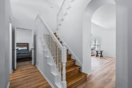 Newly remodeled home with attached garage and large yard Отели в г. Аллен