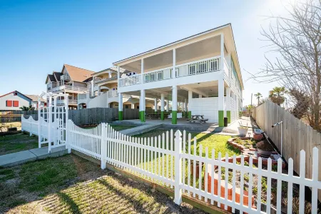 San Leon Vista Del Mare with Pool and Private Pier - Galveston, TX