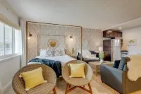 Luxe Studio in Music City near Downtown, Walkable to Great Restaurants & More! Hotel a 