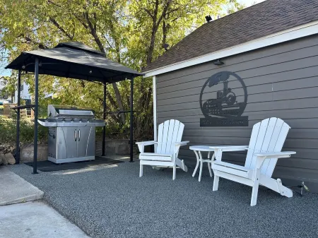 *Remodeled* Taber Street Railroad House Отели рядом с достопримечательностью «Wild West Junction»