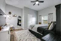 The Bird House - 3 Bedroom Downtown Nest 월마트 슈퍼센터 주변 호텔