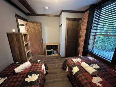 2br Modern Condo #8 Walk to Main St & Mirror Lake Hotels in 