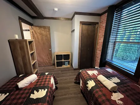 2br Modern Condo #8 Walk to Main St & Mirror Lake