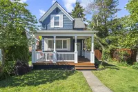The Reddish House: 6th Ave, UPS, UW, Ruston - พร้อมระเบียง