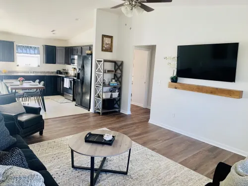 Cozy & Quiet Ranch Home with Private Fenced Yard just Minutes to Cincinnati Hotels in Hebron